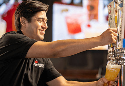 Image of Applebee's bartender getting drinks